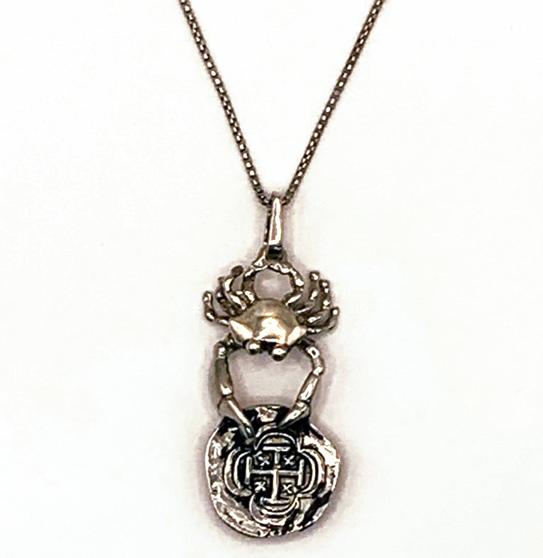 ATOCHA COIN PENDANT WITH CRAB