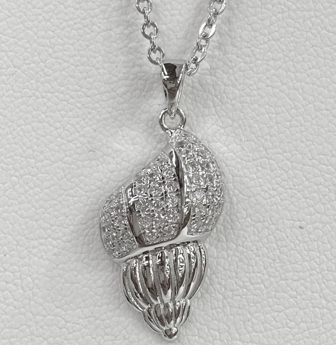 CHARMING AND HIGHLY DETAILED SILVER CONCH SHELL PENDANT NECKLACE