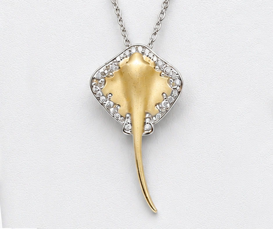 GOLD STINGRAY WITH DIAMONDS PENDANT