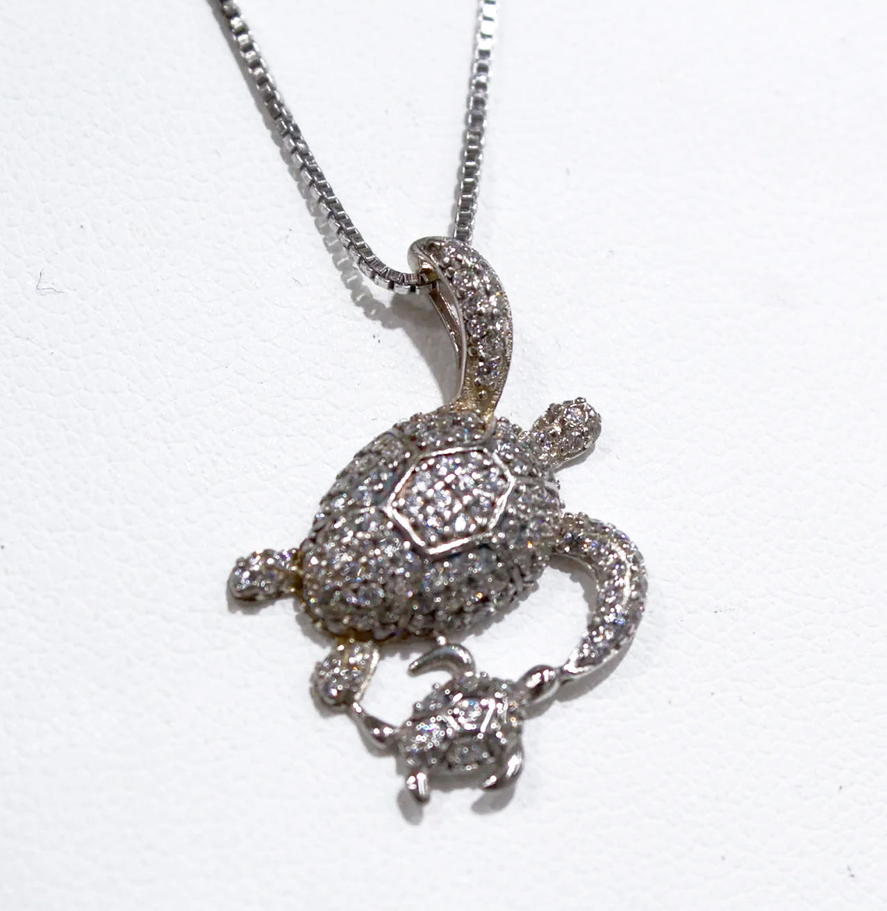 TURTLE WITH WHITE ZIRCON PENDANT
